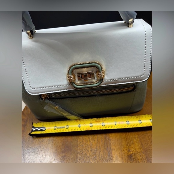 NWT Elegant Lt Green and White Spacious Handbag - Includes Crossbody Strap - Picture 12 of 15